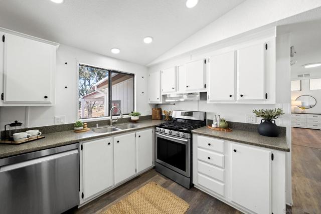 40110 Angora Ln, Temecula CA: https://media.crmls.org/mediaz/ba02a4d3-6e30-46af-a243-60118e6054f5.jpg