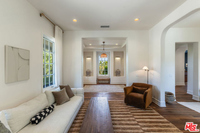2052 Shadow Creek Drive, Agoura Hills CA: https://media.crmls.org/mediaz/ba040329-3d99-4bc0-8cd8-e824bf382c9e.jpg