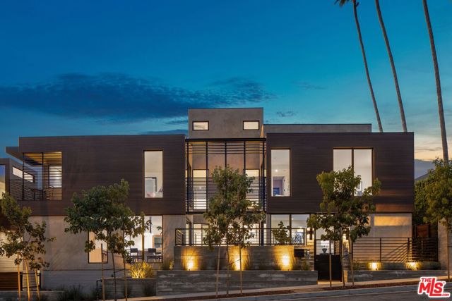 927 1/2 Hilldale Avenue, West Hollywood CA: https://media.crmls.org/mediaz/ba046309-b127-4825-a6bf-ab343b24d827.jpg