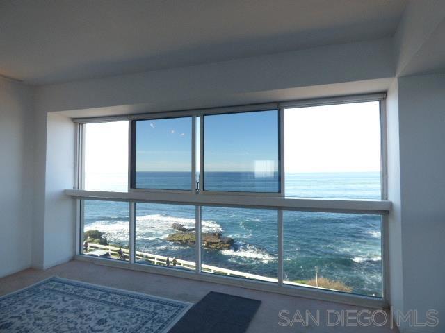 939 Coast Blvd, La Jolla CA: https://media.crmls.org/mediaz/ba0498d5-6a01-4098-b115-aa312fec2b1a.jpg