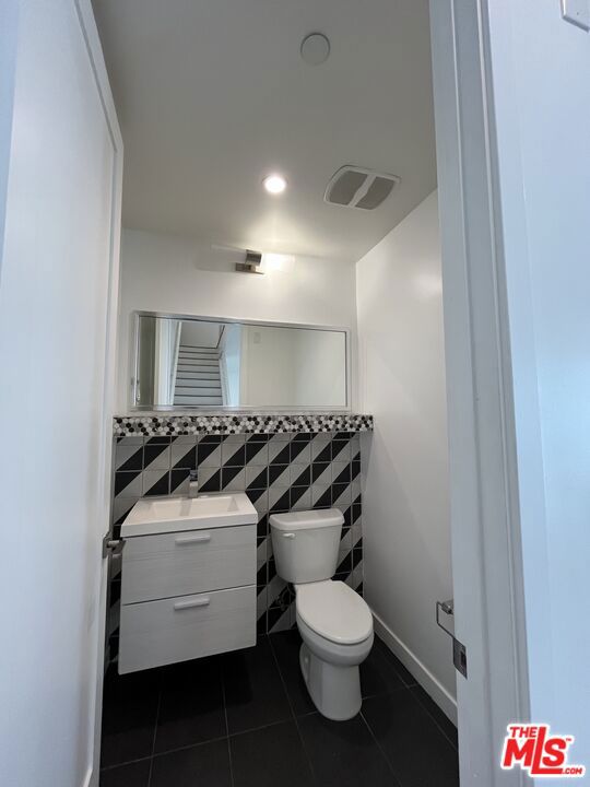 14822 Magnolia Boulevard, Sherman Oaks CA: https://media.crmls.org/mediaz/ba053b59-35ae-4571-948d-f3445e88eedd.jpg