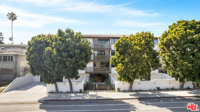 153 San Vicente Boulevard, Santa Monica CA: https://media.crmls.org/mediaz/ba053fa0-3c57-4703-9136-e00f6cd972f0.jpg