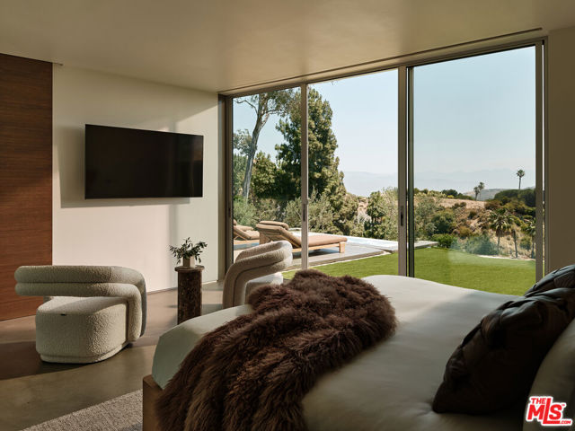 2500 Briarcrest Road, Beverly Hills CA: https://media.crmls.org/mediaz/ba061e0e-aa3a-4dbc-b76b-001979b29e57.jpg