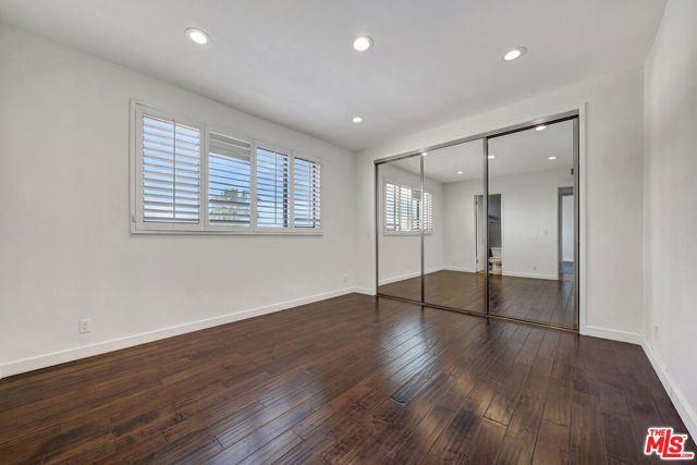 8871 Burton Way, Los Angeles CA: https://media.crmls.org/mediaz/ba0628d9-da60-4315-851b-973f0deaf17b.jpg