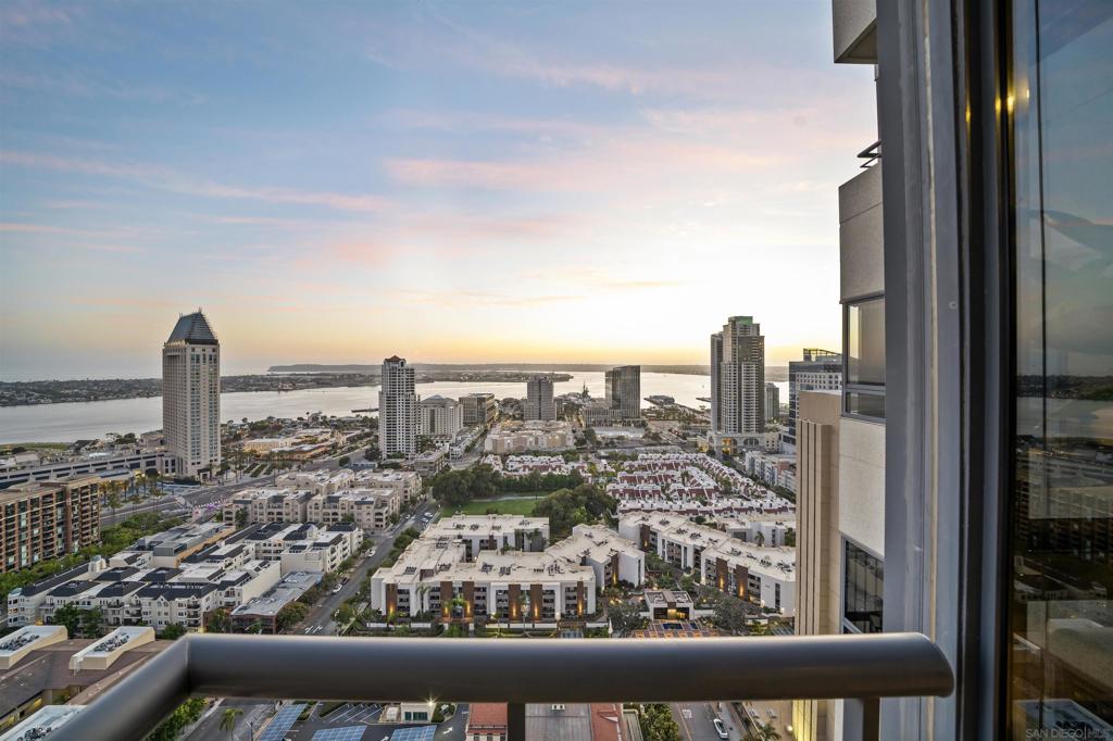700 Front - photo 5