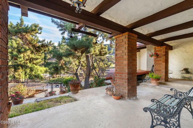 320 E Carlisle Road, Thousand Oaks CA: https://media.crmls.org/mediaz/ba06a044-c414-4004-bc12-7ce6cd1b7e37.jpg
