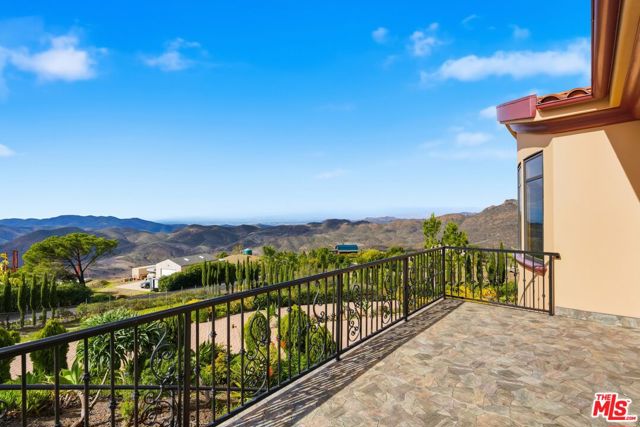 10825 Pacific View Drive, Malibu CA: https://media.crmls.org/mediaz/ba06c2e6-3b76-467a-95d9-41128193f4e4.jpg