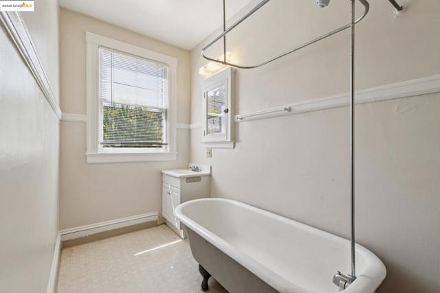 2714 Ave, Berkeley CA: https://media.crmls.org/mediaz/ba06c78d-58b7-425e-b972-aa188e44b352.jpg