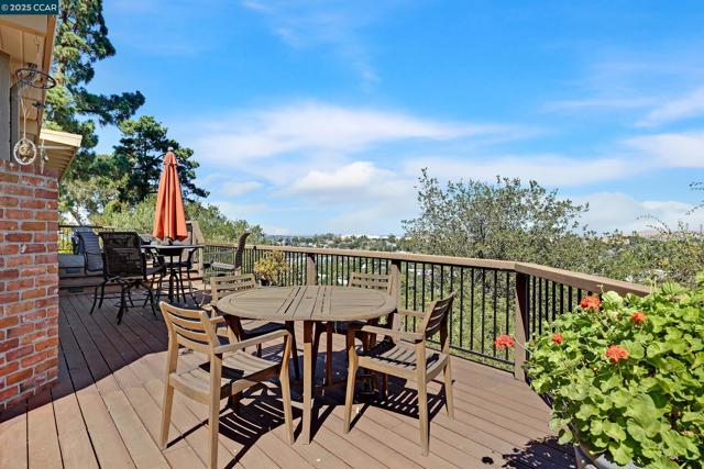 1301 Thomas Dr, Martinez CA: https://media.crmls.org/mediaz/ba09b1fd-3595-4bdd-86e1-d1310ad1abb4.jpg