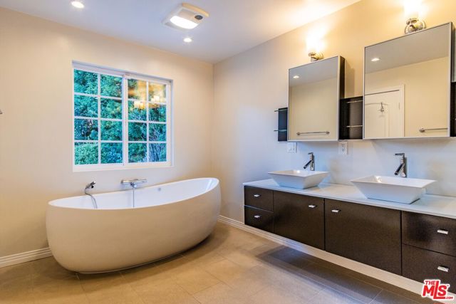 619 N RODEO Drive, Beverly Hills CA: https://media.crmls.org/mediaz/ba09c7c8-583e-4bdf-9429-29537fa60659.jpg