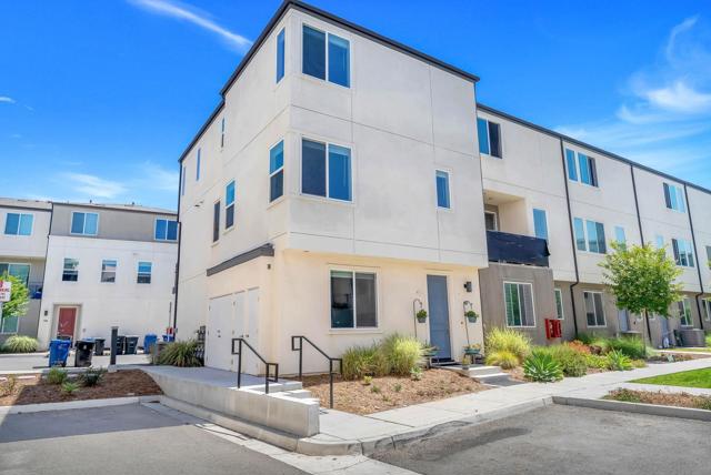 5405 Calle Sand Arch, San Diego CA: https://media.crmls.org/mediaz/ba0a1867-c6e1-4c39-ac6b-0d998eabf621.jpg