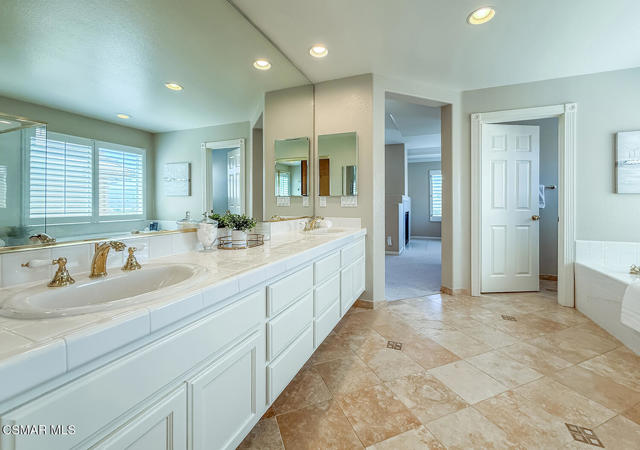 3030 Hollycrest Avenue, Thousand Oaks CA: https://media.crmls.org/mediaz/ba0bb15e-3c2c-4942-88d5-507f2114a8e5.jpg