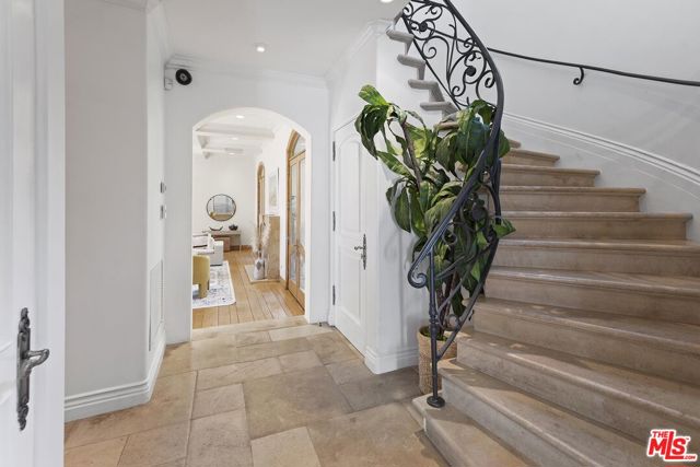 1549 Lindacrest Drive, Beverly Hills CA: https://media.crmls.org/mediaz/ba0da0c5-bf48-4262-9404-89dfb4d61272.jpg
