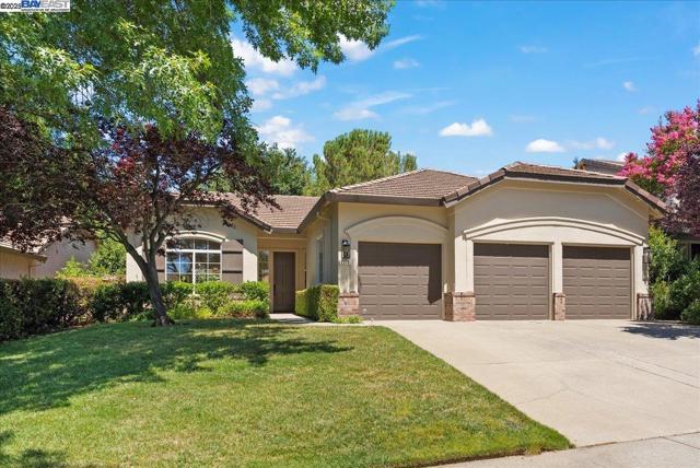 3319 Besana Dr, El Dorado Hills CA: https://media.crmls.org/mediaz/ba0dc4a1-3f6d-4973-923d-28bc4a177475.jpg