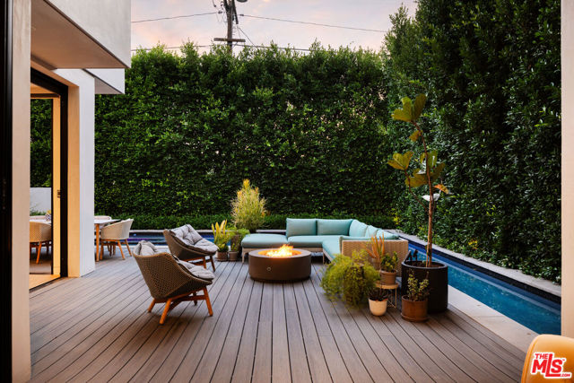 105 S Laurel Avenue, Los Angeles CA: https://media.crmls.org/mediaz/ba0dc637-f963-4e10-9f67-fb370356be38.jpg
