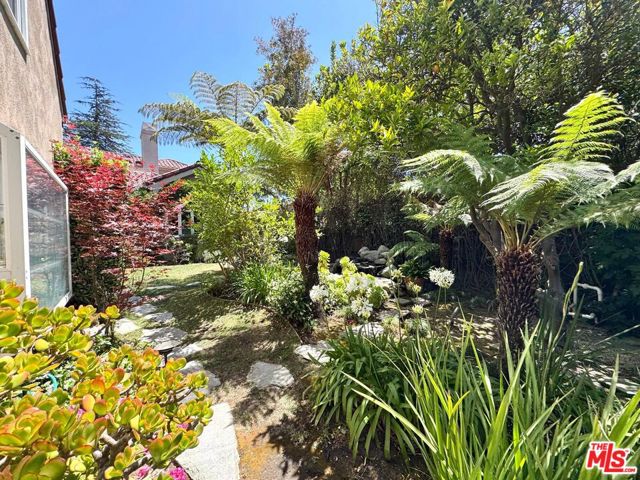 328 15th Street, Santa Monica CA: https://media.crmls.org/mediaz/ba0f7743-3436-420c-a4ba-e03502e49804.jpg