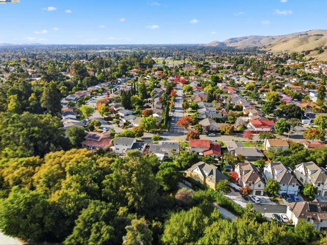 42293 Camino Santa Barbara, Fremont CA: https://media.crmls.org/mediaz/ba11c849-fcad-4834-8739-8e2aaf2af922.jpg