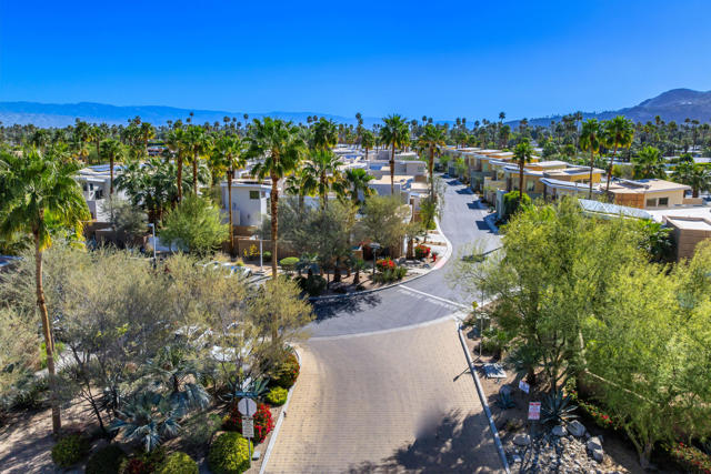970 Oceo S Circle, Palm Springs CA: https://media.crmls.org/mediaz/ba12143e-2d7f-4951-9282-62a59120b559.jpg