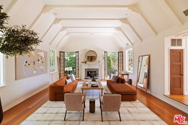 143 S Muirfield Road, Los Angeles CA: https://media.crmls.org/mediaz/ba121ffd-f33a-4941-a958-d03ab5fb543f.jpg