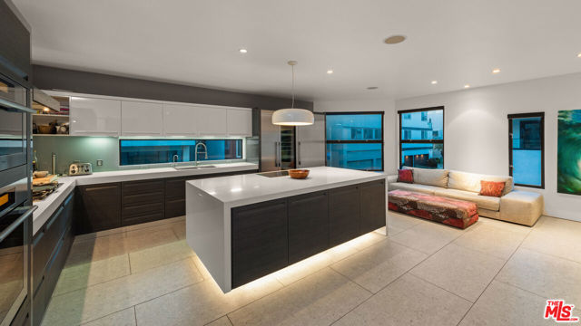 4616 Roma Court, Marina del Rey CA: https://media.crmls.org/mediaz/ba123074-fd36-4818-8bf9-c0e40f039637.jpg