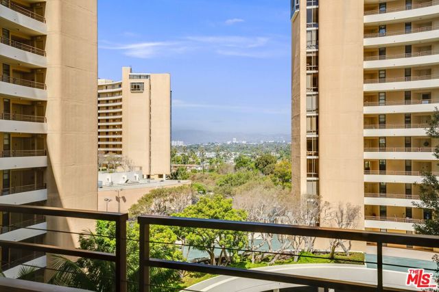 4335 S Marina City Drive, Marina del Rey CA: https://media.crmls.org/mediaz/ba124164-d370-4e4b-bc64-7aeeb812741a.jpg