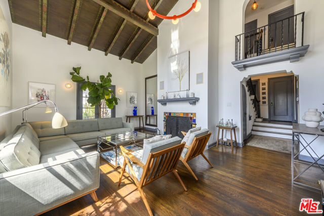 5181 Franklin Avenue, Los Angeles CA: https://media.crmls.org/mediaz/ba128d62-0a7c-481b-8ed7-51ca5b3b37f8.jpg