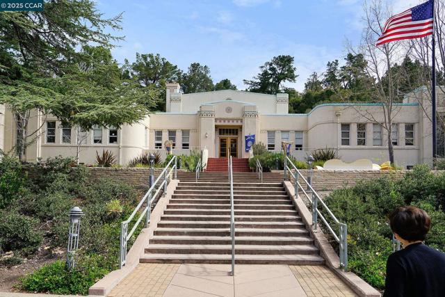 8 Southwaite Ct, Orinda CA: https://media.crmls.org/mediaz/ba12b775-7bd7-48f9-b13a-bbec4d76bf29.jpg