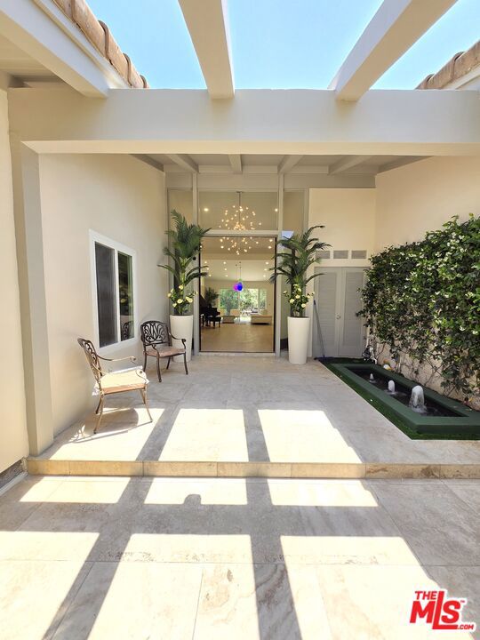 16544 Park Lane Circle, Los Angeles CA: https://media.crmls.org/mediaz/ba12de06-d472-4f07-a3f6-0d6490058bbe.jpg