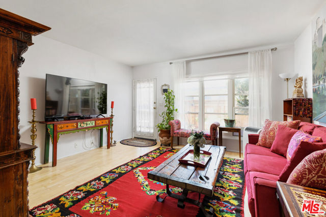 1621 Centinela Avenue, Santa Monica CA: https://media.crmls.org/mediaz/ba132cdc-0bf5-4ce6-8eba-4f9089aba56e.jpg