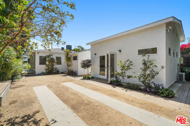 2425 Cloy Avenue, Venice CA: https://media.crmls.org/mediaz/ba133867-3f5e-42d7-a86f-9dd43dcc6405.jpg
