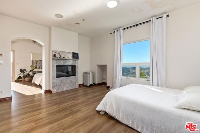 10827 Pacific View Drive, Malibu CA: https://media.crmls.org/mediaz/ba133a01-aa7f-4c02-97d1-7b5030009259.jpg
