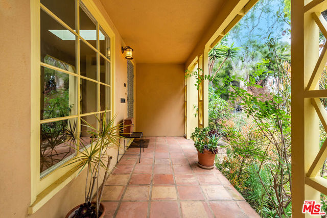 3761 Ashwood Avenue, Los Angeles CA: https://media.crmls.org/mediaz/ba138bf2-738c-4c59-94f7-579b520fa4c8.jpg