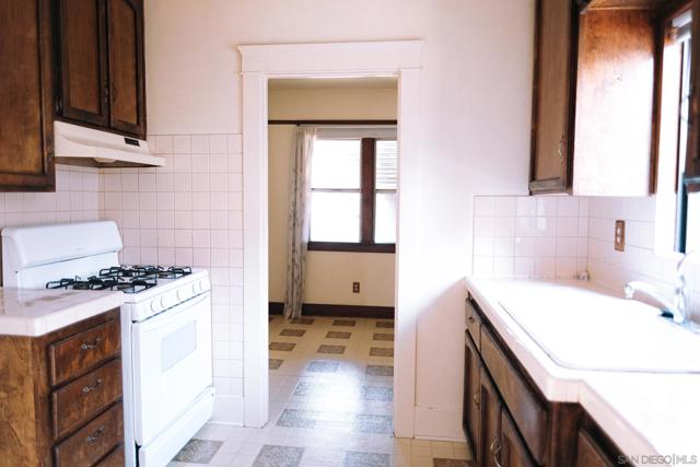 4757 Kensington Dr, San Diego CA: https://media.crmls.org/mediaz/ba140fed-5dc8-496b-b2cf-e935ffadf408.jpg