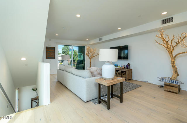 Detail Gallery Image 15 of 48 For 11594 Riverside Dr, North Hollywood,  CA 91602 - 3 Beds | 3/1 Baths