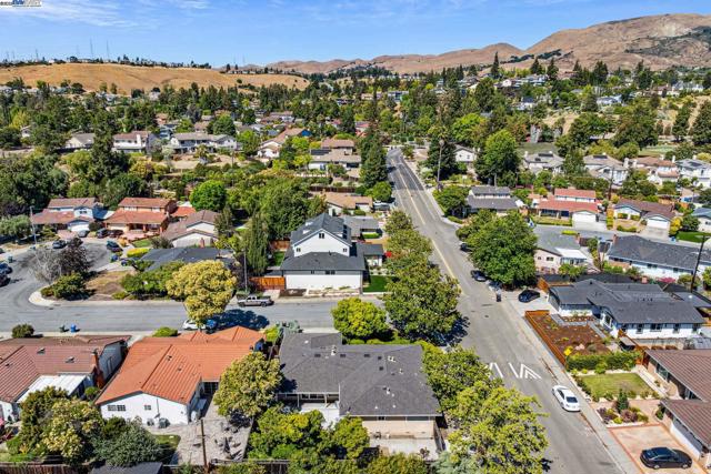 2082 Boxwood Way, Fremont CA: https://media.crmls.org/mediaz/ba14e86f-6a86-4402-85e5-fb9f4154ee54.jpg