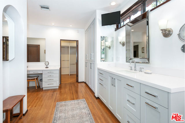 627 N Alta Drive, Beverly Hills CA: https://media.crmls.org/mediaz/ba15d107-dc02-4340-9ac7-11a926b88420.jpg