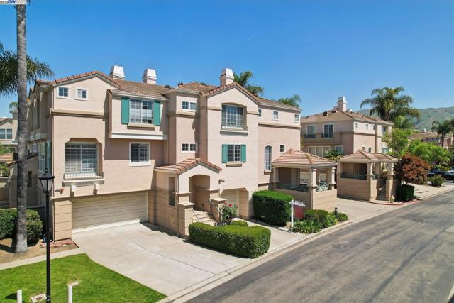 385 Montecito Way, Milpitas CA: https://media.crmls.org/mediaz/ba15ee21-7bfa-4fa2-a997-78e95d872216.jpg