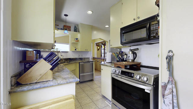 405 Mission Road, Glendale CA: https://media.crmls.org/mediaz/ba1632b6-da82-4fc4-9c3a-9db373add0ae.jpg