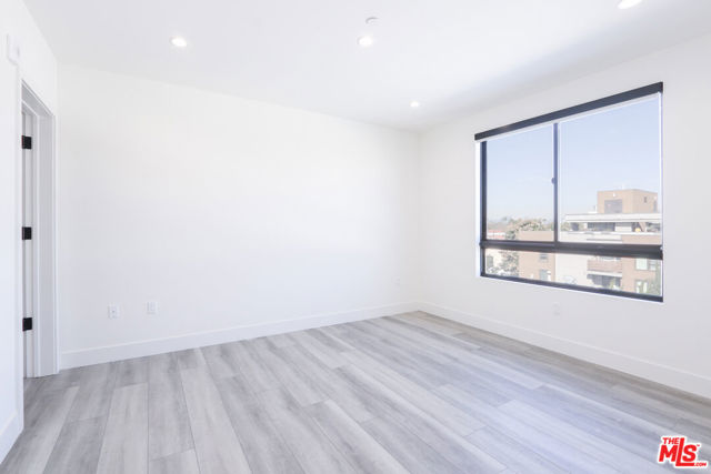 11800 Courtleigh Drive, Los Angeles CA: https://media.crmls.org/mediaz/ba165519-c13e-460a-94d6-57efec238783.jpg