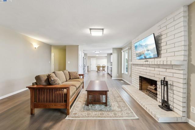 4807 Live Oak Ave, Oakley CA: https://media.crmls.org/mediaz/ba17fcde-75ff-4f3a-9fc0-b3e229eff36f.jpg