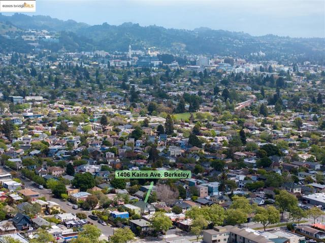 1406 Kains Ave, Berkeley CA: https://media.crmls.org/mediaz/ba1868ad-cc33-4b3c-ad31-e6e4a7b5f39f.jpg