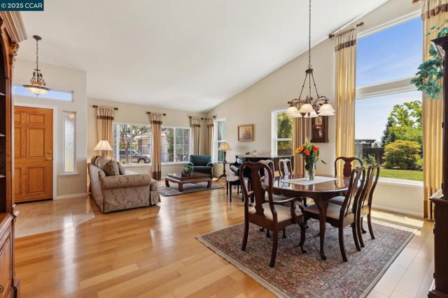 21 Mercury Ct, Pleasant Hill CA: https://media.crmls.org/mediaz/ba18f645-8d14-47b7-907c-9d8c714fd976.jpg
