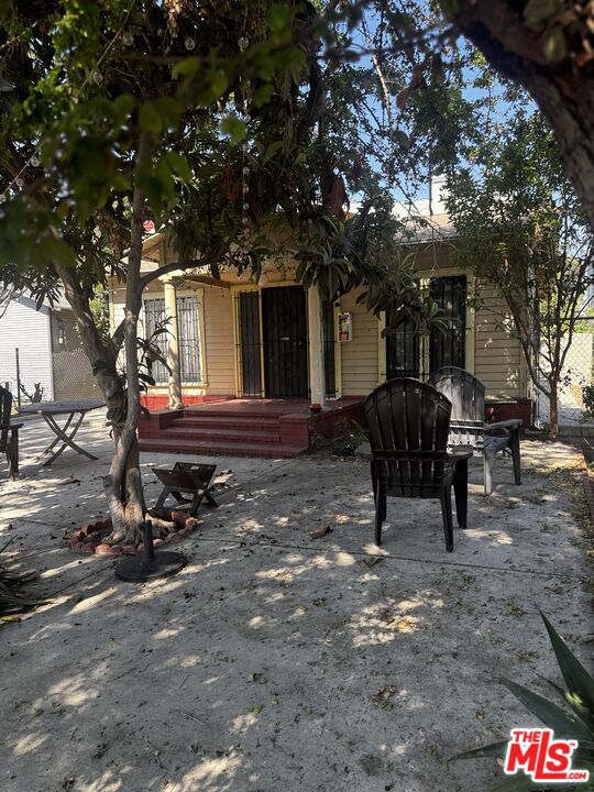 1183 W 37th Drive, Los Angeles CA: https://media.crmls.org/mediaz/ba19f88f-5c2c-4fb2-8071-06c4ad46494e.jpg