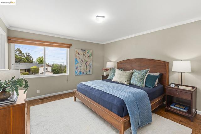 21 Maggiora Ct, Oakland CA: https://media.crmls.org/mediaz/ba1a7cef-1fb0-44c7-ab1c-b1bb0ee1cfe9.jpg