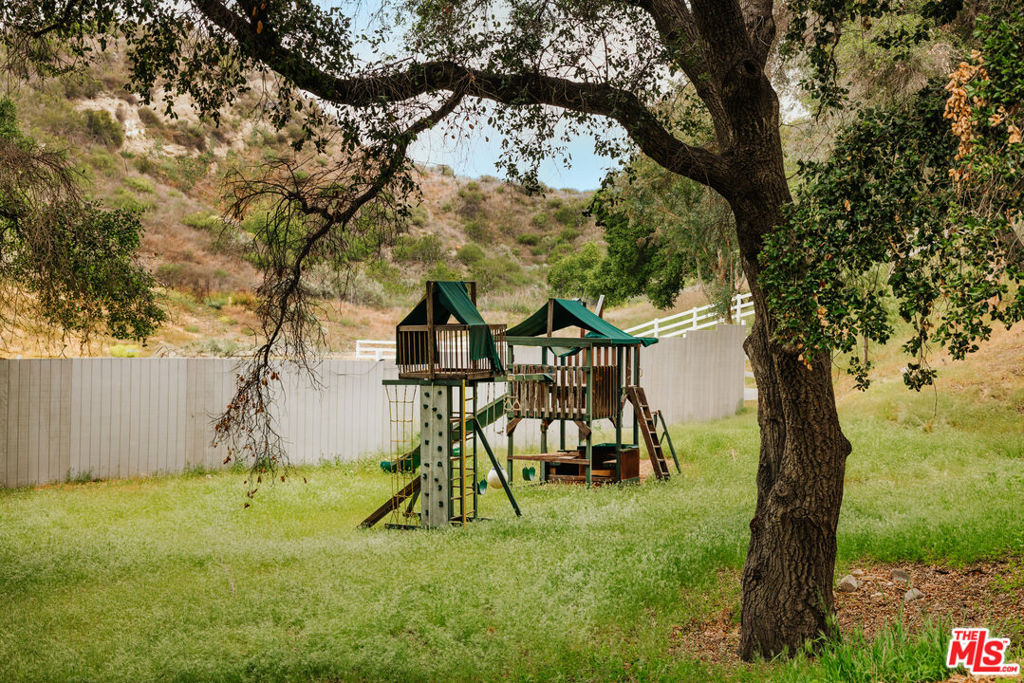 https://media.crmls.org/mediaz/ba1aac35-f497-4dd3-b5ae-dc202ef59f09.jpg?preset=X-Large
