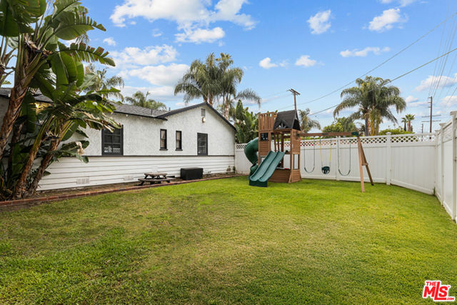 14253 Collins Street, Los Angeles CA: https://media.crmls.org/mediaz/ba1ac68d-1eec-4074-82da-6e19c18173ee.jpg