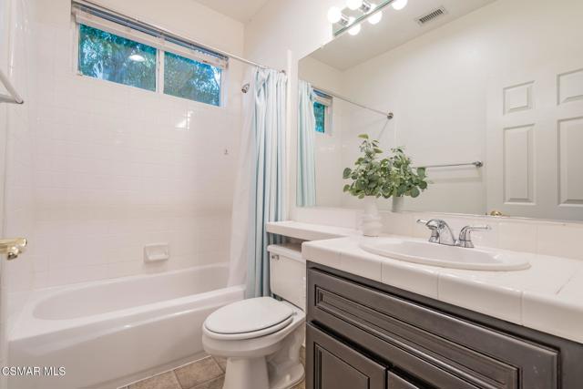 535 Winncastle Street, Simi Valley CA: https://media.crmls.org/mediaz/ba1d744d-34cb-493b-846c-fc5184b047f6.jpg
