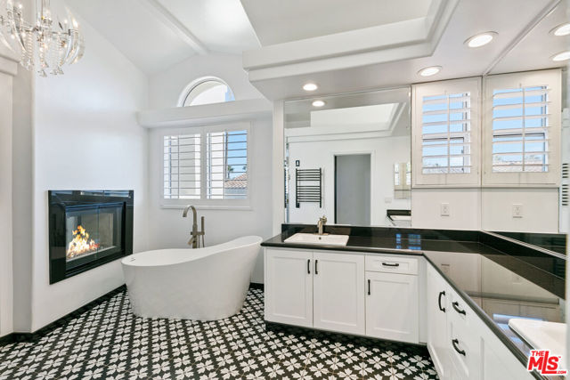 6477 Zuma View Place, Malibu CA: https://media.crmls.org/mediaz/ba1e2750-1bda-431f-a40c-12a69f4176a6.jpg