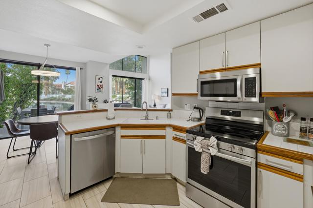 79798 Olympia, La Quinta CA: https://media.crmls.org/mediaz/ba1f092d-3095-431d-8b60-bc44f3b6d3df.jpg