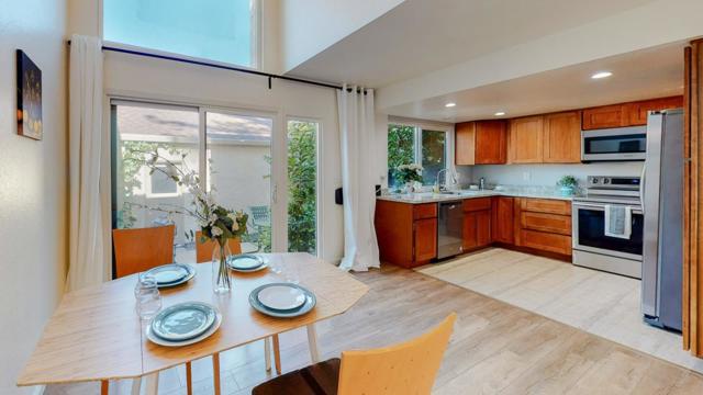 2 Morning Sun Court, Mountain View CA: https://media.crmls.org/mediaz/ba1f590e-8210-4569-a6f7-474033991088.jpg